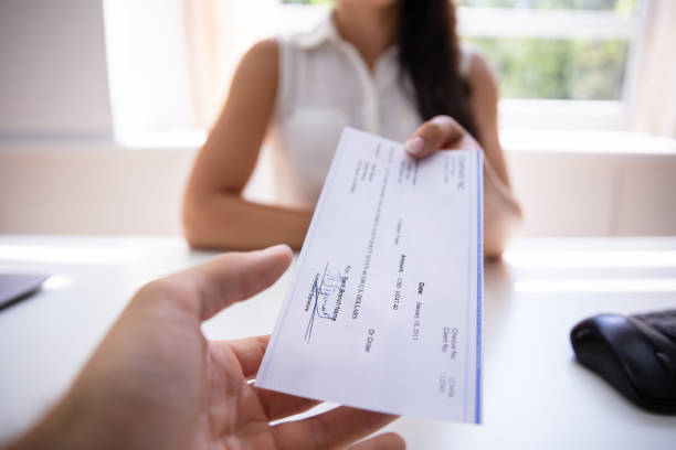 What to Know Before Choosing a Cheque Bounce Lawyer for Ghaziabad Court for Your Payment Dispute